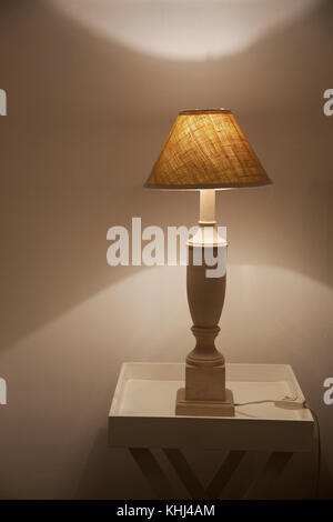 Lampe an der Seite Tabelle Idoors Stockfoto