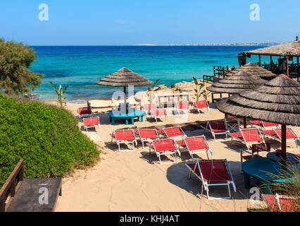 Malerischen ionischen Meer Strand Punta della suina, Salento, Apulien, Italien. gallipoli Stadt in weit. Personen unkenntlich. Stockfoto