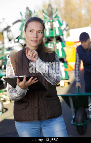 Dame mit Zwischenablage Lager zählen Stockfoto