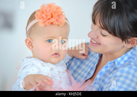 Liebevolle Mutter Holding baby Tochter zu Hause Stockfoto