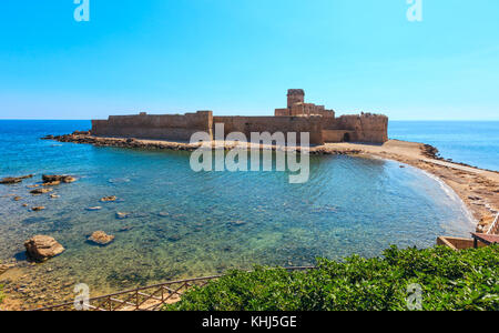 Aragonische Schloss von Le Castella (474 v. Chr.), eine Festung auf einer kleinen Insel an der ionischen Küste, mit Blick auf die Costa dei Saraceni in der Nähe von Capo rizzu Stockfoto