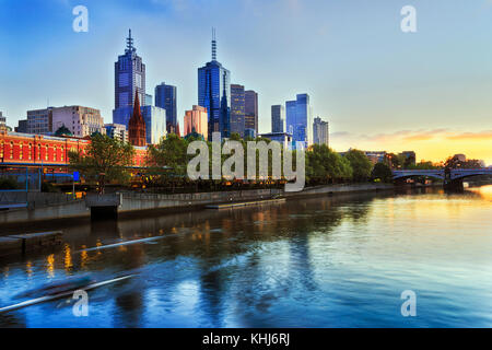 Die Stadt Melbourne CBD auf der Nordseite des Yarra River bei Sonnenaufgang um flinders Bahnhof und Büro hoch aufragenden Türmen. Stockfoto