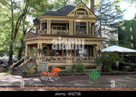 Simon Benson House & biketown Fahrräder in der Nähe von Portland Bauernmarkt im Herbst an der Portland State University Campus in Portland Oregon, USA KATHY DEWITT Stockfoto