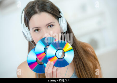 Junge Frau mit DVD-Rom Stockfoto
