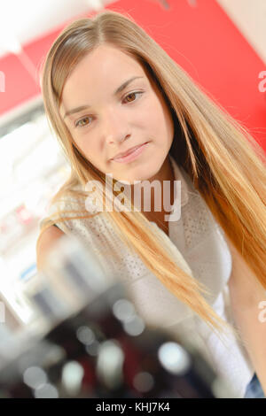 Frau in einem Kosmetik-shop Stockfoto