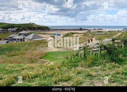 BUDE, Cornwall/UK - 12. August: zu Fuß zum Strand von Bude in Cornwall am 12. August 2013. Nicht identifizierte Personen Stockfoto