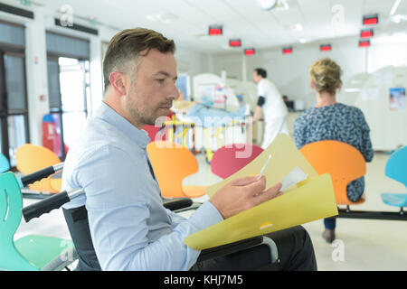 Mann sein Portfolio lesen bevor ein wichtiges Gespräch Stockfoto