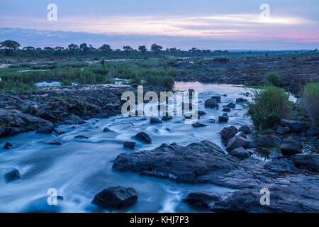 Sonnenuntergang in Sabie River Landschaft in den Krüger National Park, Südafrika Stockfoto