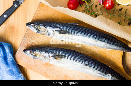 Makrele Fisch mit Zutaten auf einem Schneidebrett Stockfoto