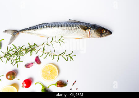 Raw Makrele Fisch mit Gewürzen auf weißem Hintergrund Stockfoto