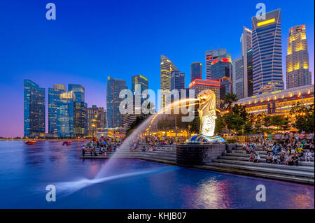 Der Merlion und die Skyline von Singapur bei Nacht Stockfoto