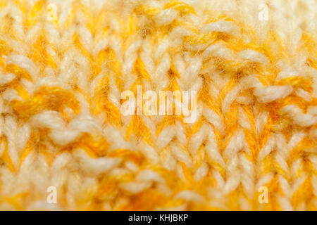 Hintergrund der Close-up gelb-weiß gestrickt Leinwand. Stockfoto