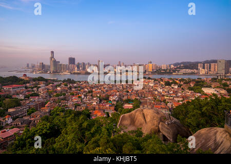 Skyline von Xiamen in der Dämmerung Stockfoto