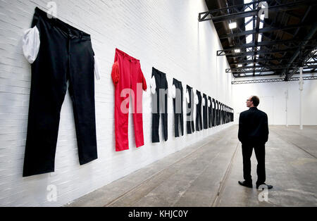 Eine Serie von XXXXXXL-Hosen mit ausgespannten Taschen im Tramway Arts Center in Glasgow, die Teil einer Ausstellung der in Los Angeles lebenden Künstlerin Amanda Ross-Ho ist und Teil einer Installation ist, die einen Fabrikboden darstellen soll. Stockfoto