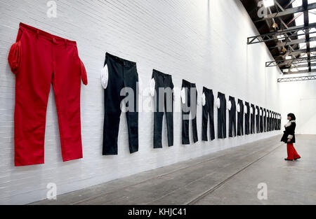 Eine Serie von XXXXXXL-Hosen mit ausgespannten Taschen im Tramway Arts Center in Glasgow, die Teil einer Ausstellung der in Los Angeles lebenden Künstlerin Amanda Ross-Ho ist und Teil einer Installation ist, die einen Fabrikboden darstellen soll. Stockfoto