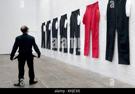 Eine Serie von XXXXXXL-Hosen mit ausgespannten Taschen im Tramway Arts Center in Glasgow, die Teil einer Ausstellung der in Los Angeles lebenden Künstlerin Amanda Ross-Ho ist und Teil einer Installation ist, die einen Fabrikboden darstellen soll. Stockfoto