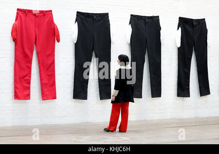 Eine Serie von XXXXXXL-Hosen mit ausgespannten Taschen im Tramway Arts Center in Glasgow, die Teil einer Ausstellung der in Los Angeles lebenden Künstlerin Amanda Ross-Ho ist und Teil einer Installation ist, die einen Fabrikboden darstellen soll. Stockfoto