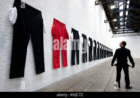 Eine Reihe von xxxxxxl Hosen mit ihren Taschen geschleudert, an der Straßenbahn Arts Centre in Glasgow, das Teil einer Ausstellung ist durch Los Angeles-based artist Amanda Ross-ho, und ist Teil einer Installation bedeutet, um eine Fabrik zu vertreten. Stockfoto