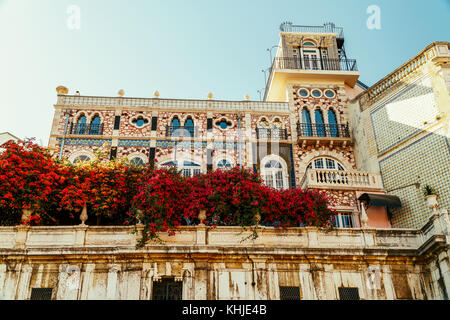 Klassik apartment building block Außenfassade in Lissabon, Portugal Stockfoto