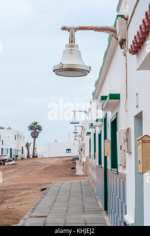 Blick auf eine typische Straße mit einem Straße Licht im Vordergrund, La Graciosa, Kanarische Inseln, Spanien Stockfoto