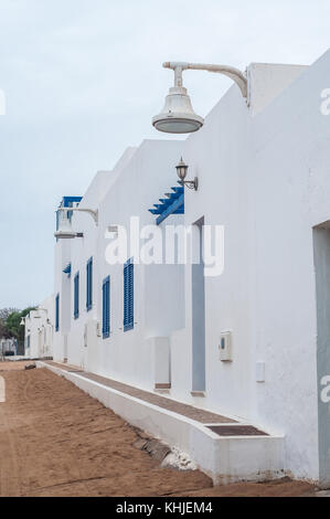 Blick auf eine typische Straße mit einem Straße Licht im Vordergrund, La Graciosa, Kanarische Inseln, Spanien Stockfoto