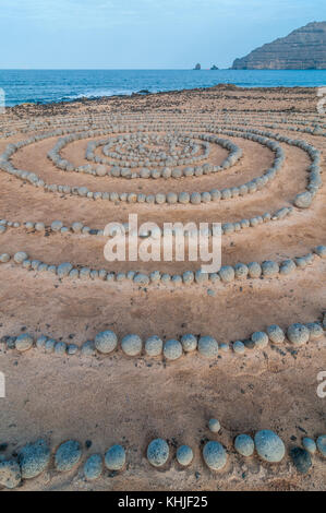 Runde Steine am Boden bildet eine Spirale, in der Nähe des Strandes, mit Lanzarote im Hintergrund, Caleta del Sebo, La Graciosa, Kanarischen Insel Stockfoto