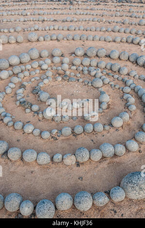 Runde Steine am Boden bildet eine Spirale, in der Nähe des Strandes, Caleta del Sebo, La Graciosa, Kanarische Inseln, Spanien Stockfoto