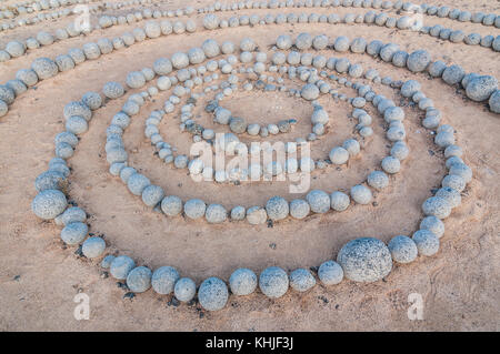 Runde Steine am Boden bildet eine Spirale, in der Nähe des Strandes, Caleta del Sebo, La Graciosa, Kanarische Inseln, Spanien Stockfoto