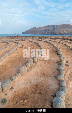 Runde Steine am Boden bildet eine Spirale, in der Nähe des Strandes, mit Lanzarote im Hintergrund, Caleta del Sebo, La Graciosa, Kanarischen Insel Stockfoto