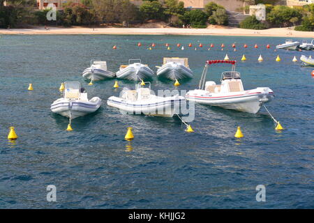 Kleine aufblasbare Motorboote auf offener See verankert. Stockfoto