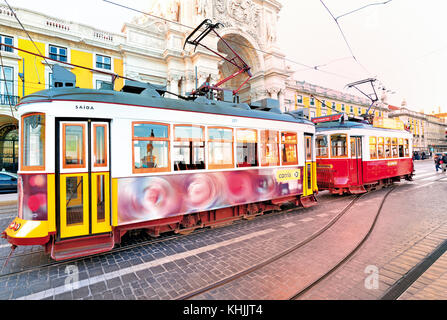 Nostalgische Straßenbahnen, die am Triumphbogen in Lissabon anhalten