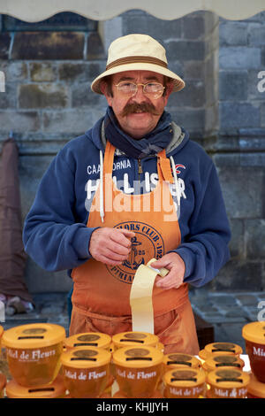 Eine französische Honig markt Inhaber Stall in der Bretagne in Frankreich. Stockfoto