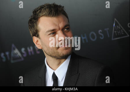 NEW YORK, NY – 29. MÄRZ: Pilou Asbaek besucht Paramount Pictures & DreamWorks Pictures veranstalten am 29. März 2017 die Premiere von „Ghost in the Shell“ im AMC Lincoln Square Theater in New York City People: Pilou Asbaek Transmission Ref: MNC1 Stockfoto