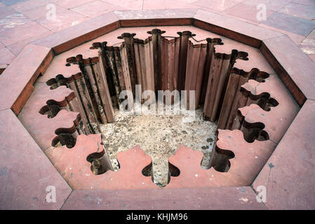 Dekorative ritual Pool im Roten Fort von Agra, Indien Stockfoto