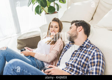 Paar hält Gamepads Stockfoto