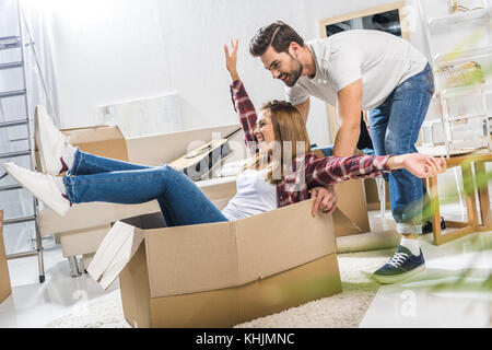 Junges Paar spielen mit beweglichen Kästen Stockfoto