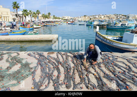 Marsaxlokk, Malta - 3 November 2017: fischer Vorbereitung der Fischernetze in der Nähe ihrer Yacht in marsaxlokk auf Malta Stockfoto