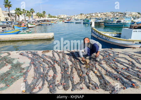 Marsaxlokk, Malta - 3 November 2017: fischer Vorbereitung der Fischernetze in der Nähe ihrer Yacht in marsaxlokk auf Malta Stockfoto