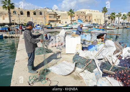 Marsaxlokk, Malta - 3 November 2017: fischer Vorbereitung der Fischernetze in der Nähe ihrer Yacht in marsaxlokk auf Malta Stockfoto