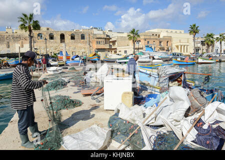 Marsaxlokk, Malta - 3 November 2017: fischer Vorbereitung der Fischernetze in der Nähe ihrer Yacht in marsaxlokk auf Malta Stockfoto