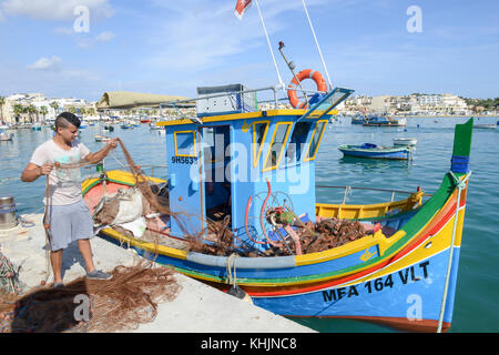 Marsaxlokk, Malta - 3 November 2017: fischer Vorbereitung der Fischernetze in der Nähe ihrer Yacht in marsaxlokk auf Malta Stockfoto