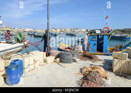 Marsaxlokk, Malta - 3 November 2017: fischer Vorbereitung der Fischernetze in der Nähe ihrer Yacht in marsaxlokk auf Malta Stockfoto