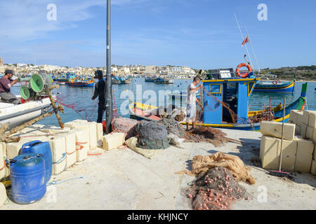 Marsaxlokk, Malta - 3 November 2017: fischer Vorbereitung der Fischernetze in der Nähe ihrer Yacht in marsaxlokk auf Malta Stockfoto