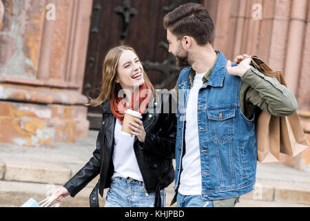 Paar in Liebe gehen auf die Straße Stockfoto