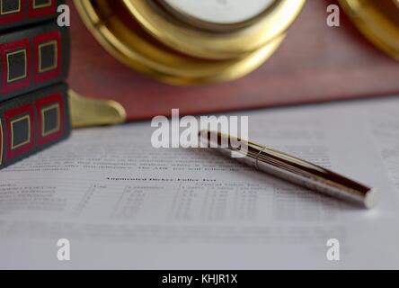 Pen in einer Tabelle mit Dokumenten Stockfoto