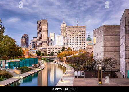 Indianapolis, Indiana, USA Skyline auf dem Kanal entfernt. Stockfoto