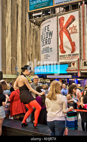 Leute verkaufen Tickets für eine Broadway Show am Times Square, New York Stockfoto