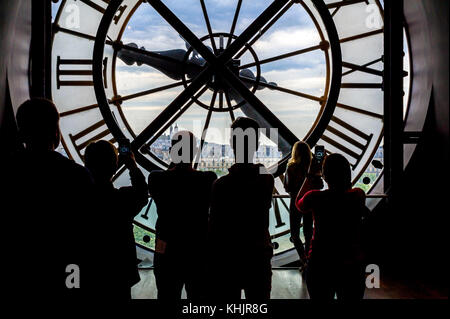 Touristen mit Blick über den Mechanismus der riesigen Uhr Musée d'Orsay Fassade Stockfoto