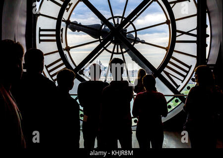 Touristen mit Blick über den Mechanismus der riesigen Uhr Musée d'Orsay Fassade Stockfoto