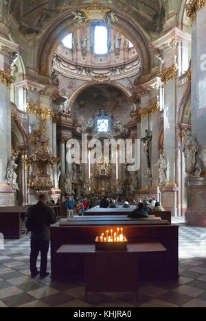 Innenraum der St. Nikolaus Kirche in Prag Mala Strana Stockfoto